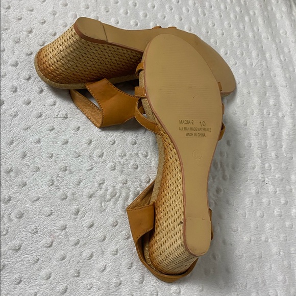 Cute Yellow Sandals (size 8.5 - 9) - Picture 6 of 10